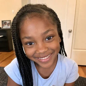 Foto real de Amara, 7 años, enviada por su familia — regalo personalizado niños